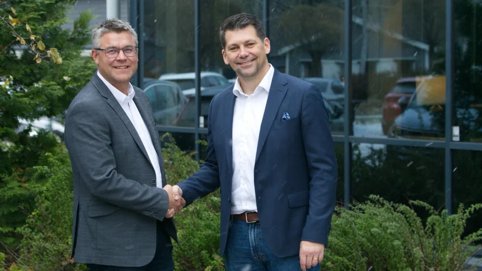 Fredrik Bäcklund, vd på Svevind Nordic, och Morgan Rubensson från Statkraft skakade hand efter att köpet blev klart. "Vi är väldigt spända", säger Fredrik Bäcklund.