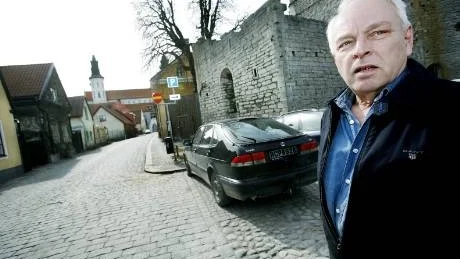 <7GT_Bildrubrik>P-plats.</7GT_Bildrubrik> Sven-Erik Lindström (FP) efterlyser fler parkeringsplatser i innerstaden och ser Norra kyrkogatan mellan Helge Ands plats och domkyrkan som en möjlig plats för parkering.foto: petra jonsson