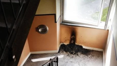 Anlagd. Tack vare kartongens placering mot en betongvägg blev branden inte så omfattande. Innan kartongen tändes på stod den vid en lägenhetsdörr av trä. Foto: Joel Nilsson