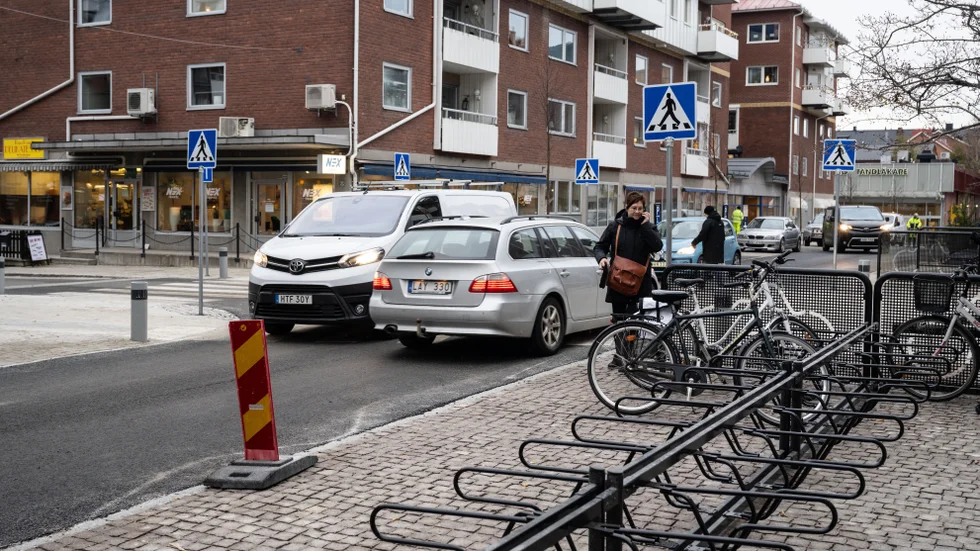 "Först måste man lära sig att fickparkera och sen så kommer nästa dråpslag, det vill säga man måste lära sig att återvinna sitt avfall på bästa sätt", skriver insändarskribenten.