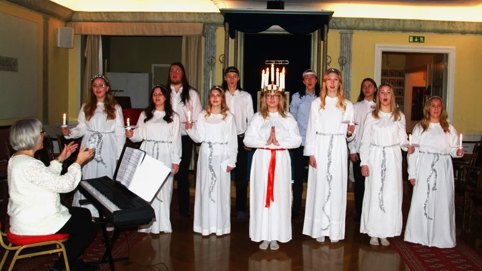 Luciatåg med elever från musikestetiska programmet vid Strömbacka, årskurs 3.