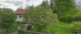 Huset på Idrottsvägen 4 i Tobo har bytt ägare två gånger sedan 2023