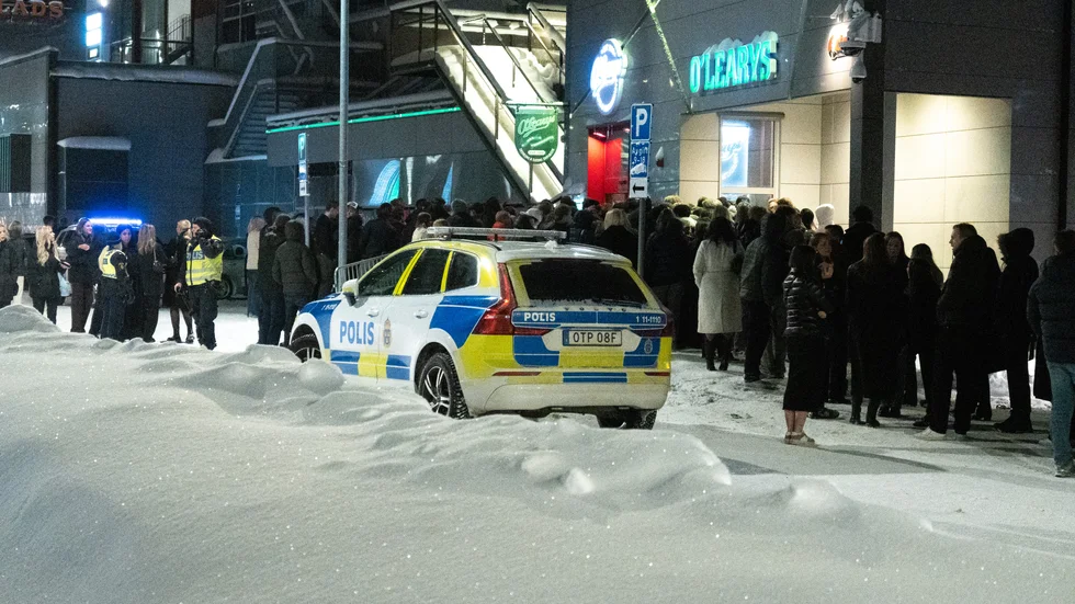 Trycket i kön blev för hårt under den populära utekvällen och redan 22.30 bestämde sig personalen att stänga kön för att lugna ner stämningen.