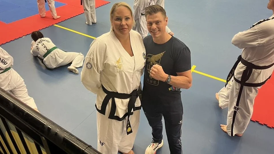 Åsa Känngård slog till under SM-tävlingen. Hon är den första svenska kvinnan som gjort en så kallad Ap Palkup på två plankor. Maken och tränaren Markus var lika glad han också. "Eftersom jag krossat tidigare ville jag testa de nya teknikerna. Det var därför jag hoppade in på den här tävlingen. Jag ville se om det fungerade eftersom jag ska lära ut det till andra" säger Åsa.