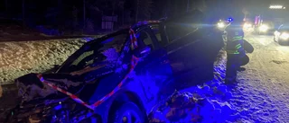 En person förd till sjukvård efter krock på väg 370