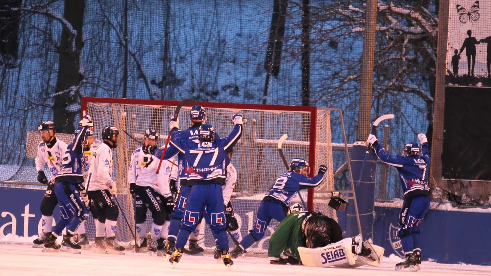 IFK Motalas bandylag jublar efter ett av målen i första halvlek i annandagsfesten mot Rättvik. Efter 7-1 i paus var segern för Motala aldrig i fara. Två poäng betyder att IFK hakar på i tabellen.
