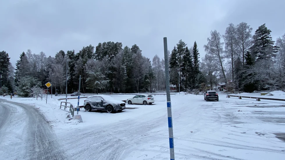 Inte ett P syns vid den plats som anlades för parkering ovanför badet i Bredsand.