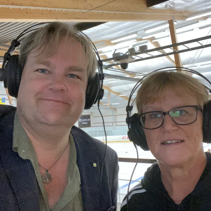 Radiosnack. Iverhallen är platsen för veckans Sportsnack när ishockey-entusiasten Elisabeth Holmberg, Motala AIF, gästar Jens Bollius. "Bettan" berättar varför hon fortfarande håller på.