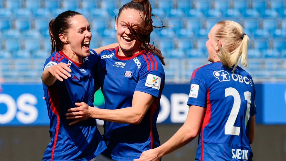 Den tidigare Unitedanfallaren Felicia Rogic (till vänster) jublar tillsammans med sin lagkamrater efter att Vålerenga tagit sig vidare i Champions League.