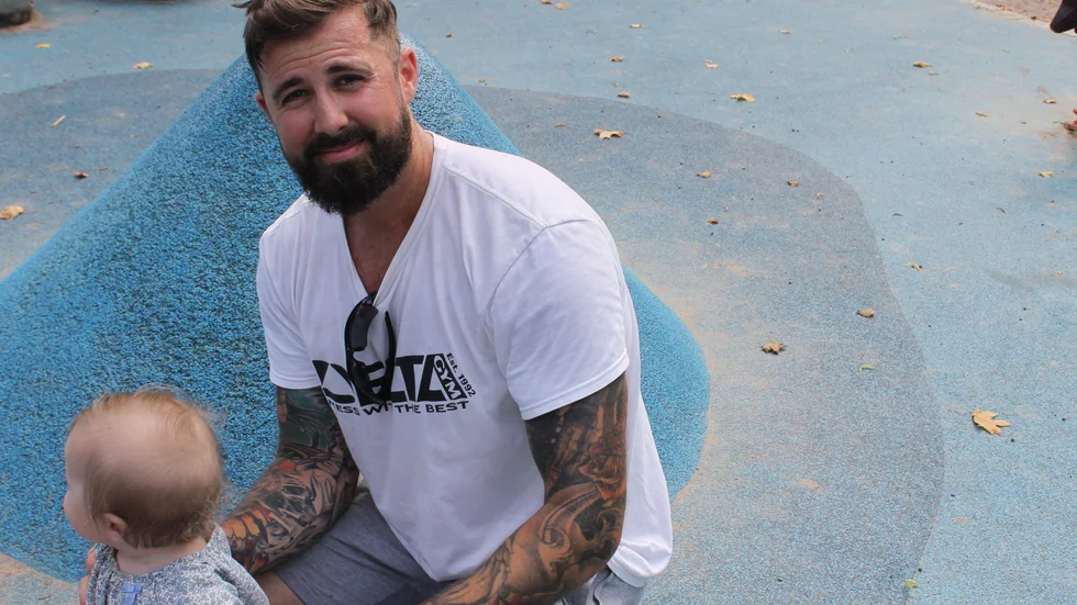 För Christoffer Nidén, som studerar till att bli brandman, och hans familj bjöd semestern på väldigt fint väder. "Jag har jobbat hela sommarn, men jag har jobbat utomhus. Jag har varit nere på Österlen med mina barn och vi har haft det ganska bra". Även om vädret alltså var bra så var det mycket växlande mellan regn och sol berättar han. Han är pappaledig med sina två döttrar och tar vara på sommarvärmen vi har nu genom att vara ute väldigt mycket. "Mycket lekpark, hänger på stranden och ute och cyklar. Så jag tycker nog att vi nyttjar det så mycket vi kan nu".