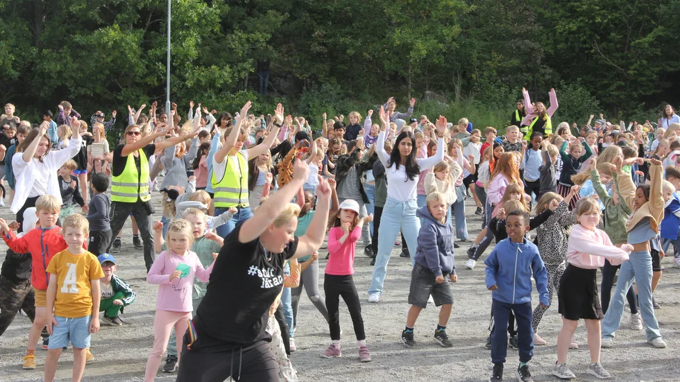 450 elever på Högåsskolan dansade för livet under fredagen.
"Det är kul att så många är med. Under projekttiden har vi pratat om att det är viktigt att visa respekt för andra och att alla ska vara snälla mot varandra", säger femteklassarna Alicia Reje och Milka Tabaro.