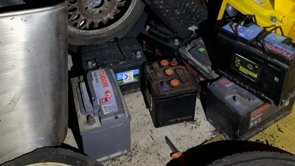 I skåpbilen bilen hittade polisen stulna batterier och fälgar. (Bilden är hämtad ur förundersökningen.) 