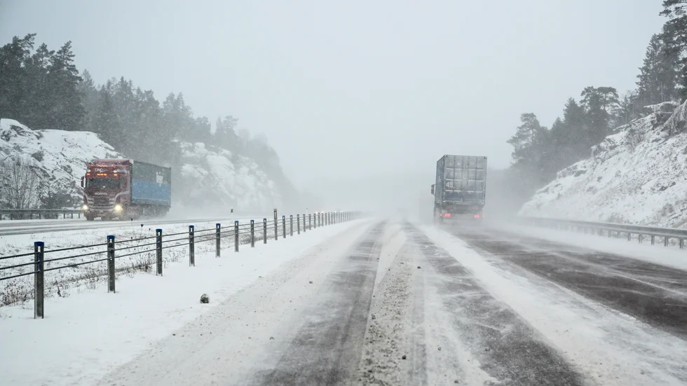 Under torsdagen har det varit många avåkningar, krockar och inställda bussar – nu varnar SMHI för blixthalka på flera håll. Arkivbild.
