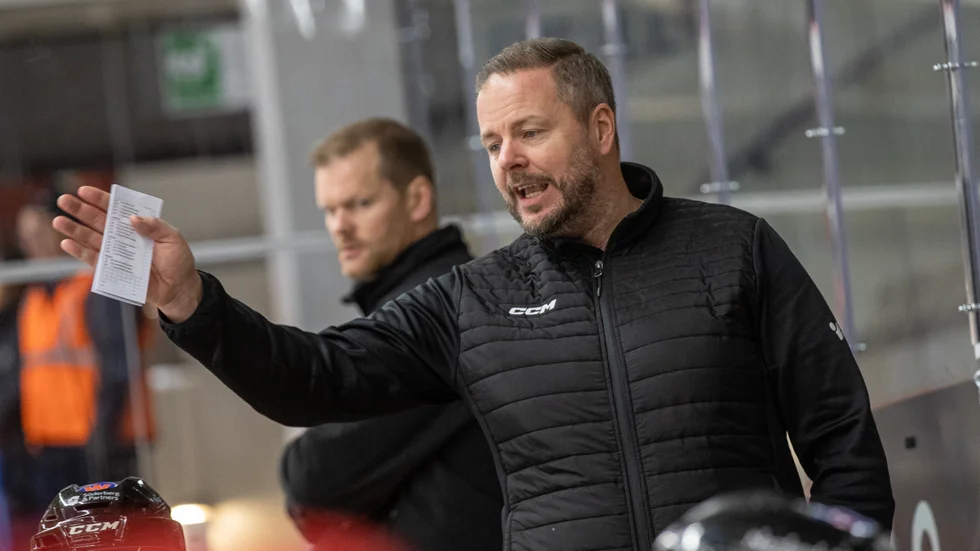 Mikael Aaro gör sin andra säsong som huvudtränare i Piteå Hockey. Det blir inte en tredje.