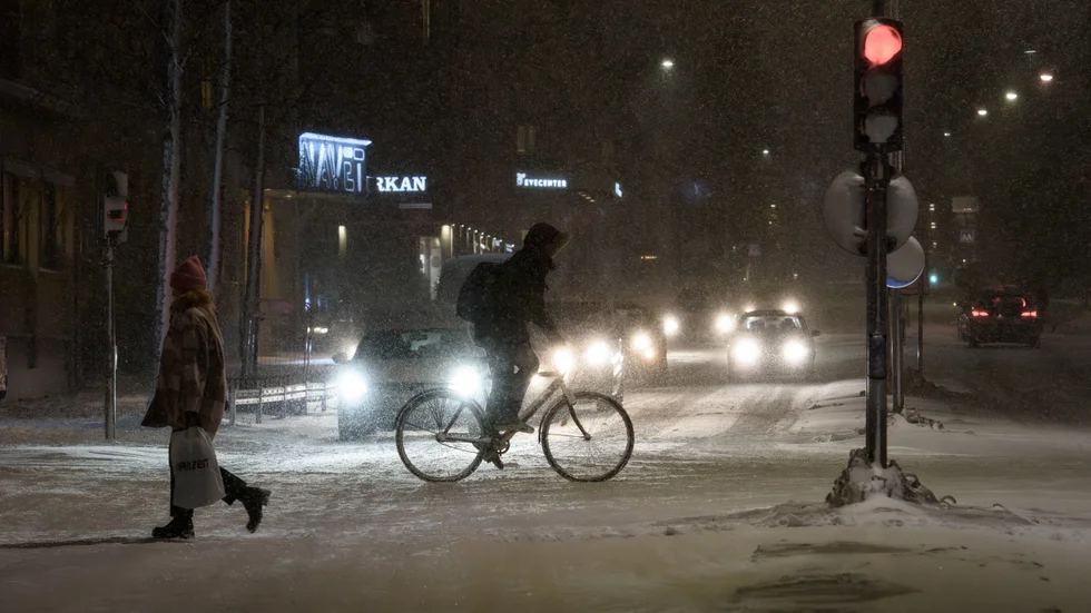 "Vid 18-tiden kommer vädret att försämras och det ser ut att bli som värst vid tolvslaget", säger Emma Härenstam, meteorolog vid SMHI.