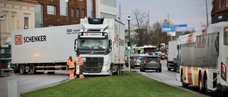 Lastbil fastnade på Hamnbron – nu flyter trafiken igen