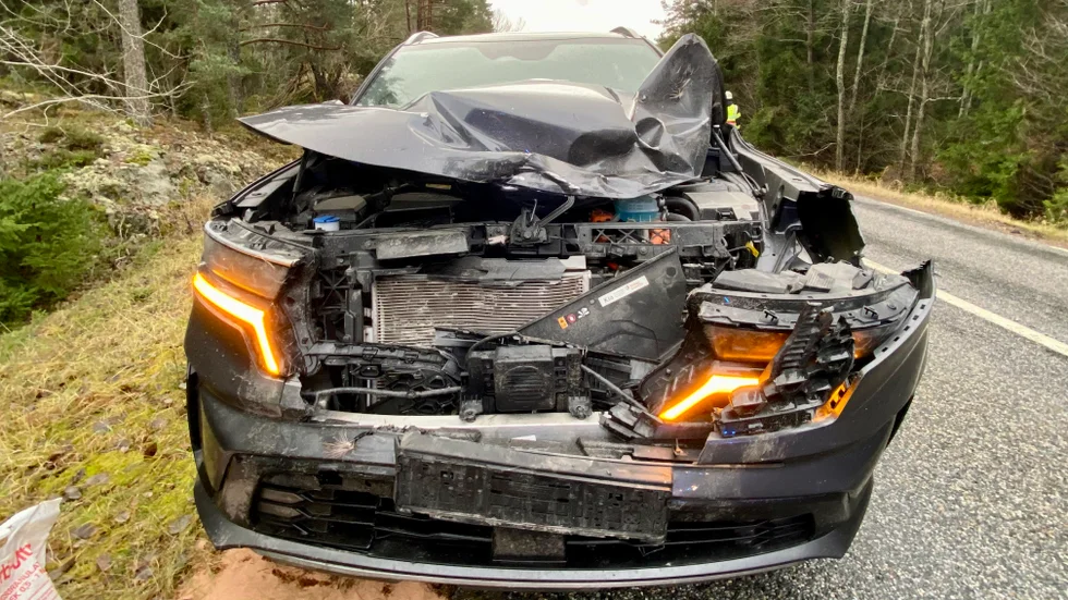 Bilen var helt intryckt i fronten. ”Ändå löste inte airbagen ut”, konstaterar föraren.