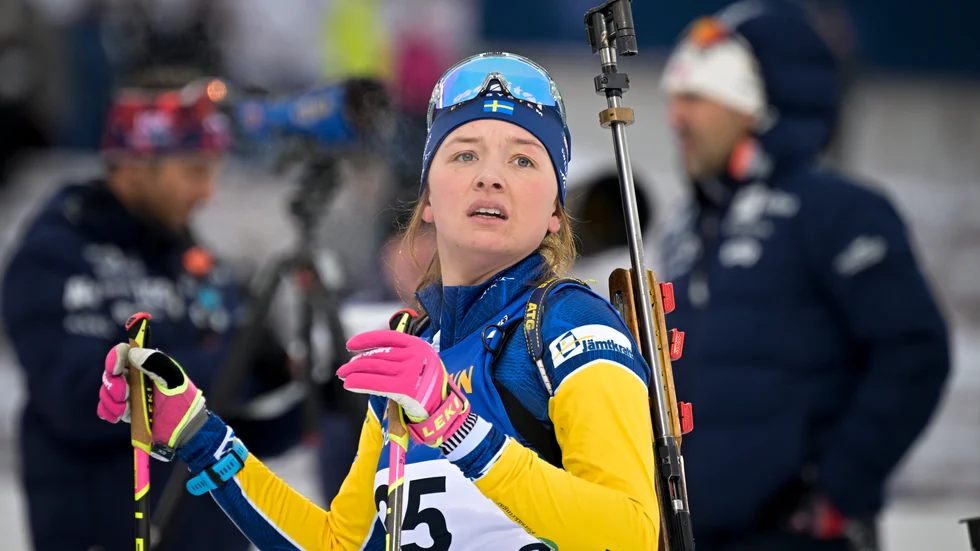 Linn Persson tävlar med en speciell skjutsele under tävlingsdräkten.