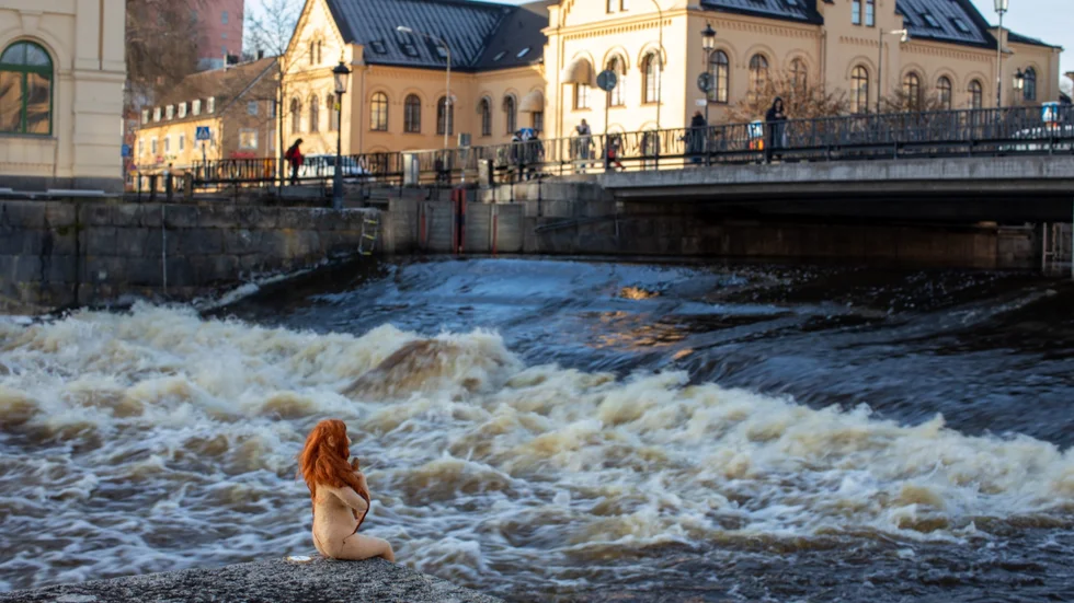 Näcken, här som en nåltovad vattennymf placerad i Fyrisån. 
