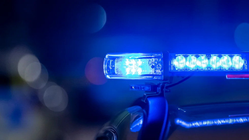 En person omkom och två personer skadades när en buss, av hittills okänd anledning körde i diket på väg 824 mellan Skellefteå och Bureå vid 19-tiden på lördagen. Arkivbild.