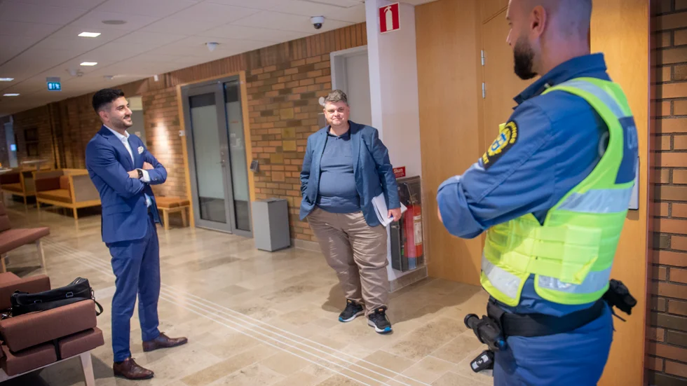 
55-åringens försvarsadvokat Ramil Bisso t v argumenterade för att åklagare Fredrik Beijar (mitten) inte längre hade tillräckliga skäl att hålla hans klient, den 55-årige utländske medborgaren häktad.