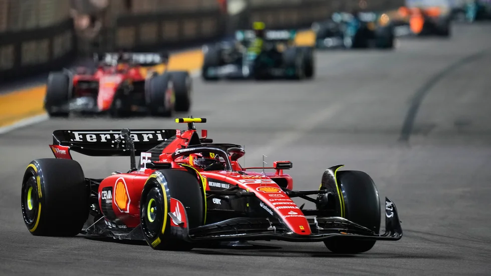 Carlos Sainz tog hem Singapores grand prix.