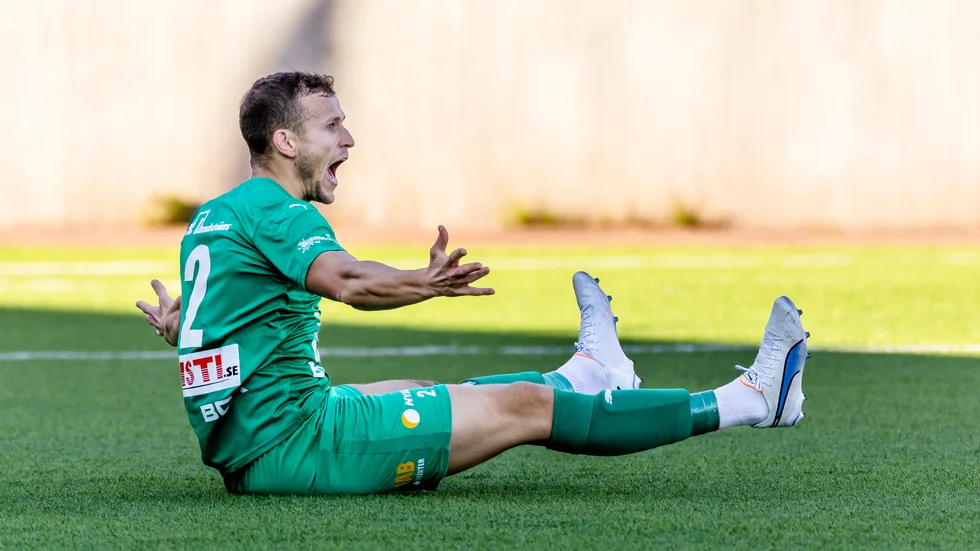 "Det var riktigt grisigt gjort av honom, jag såg honom inte komma och har fortfarande ont i huvudet", säger Felix Gustavsson.
