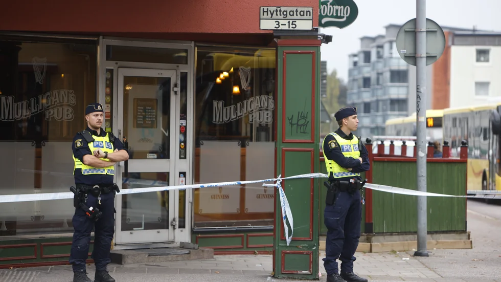Avspärrningar utanför puben i Sandviken.