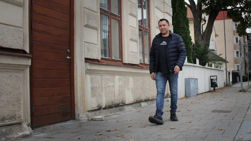 Sakhi Mohammadi har under sina 20 år i Sverige fått avslag på sin asylansökan med jämna mellanrum. Nu har han etablerat sig i Sverige och är gift. Trots det fick han nyligen besked om att han ska utvisas. "Det känns fruktansvärt", säger han.  