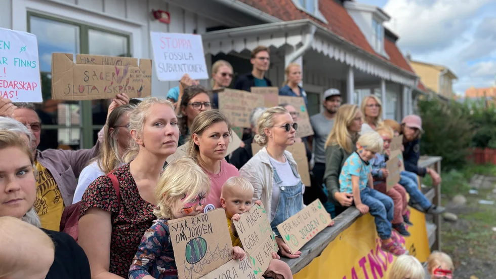 "Budskapet vi vill skicka med är att vetenskapen säger samma sak som oss om utsläppen. Vi måste minska dom" säger Anna Överngren Reutherborg och Johanna Nilsson från Rebellmammorna.