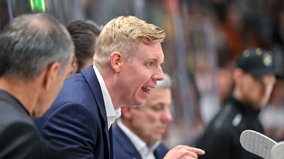 AIK-tränaren Anton Blomqvist i båset under premiären borta mot Brynäs.