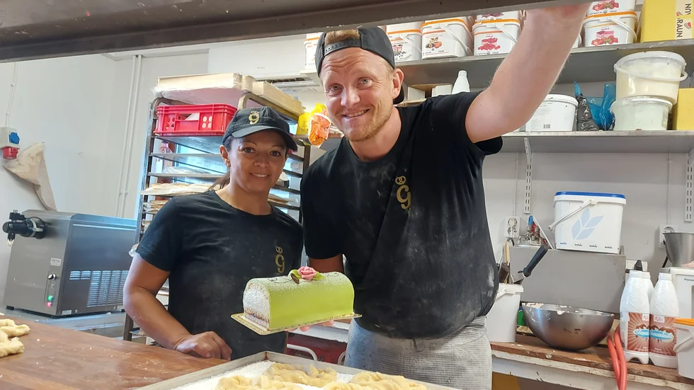 Cecilia Nuñez, konditor, och Joakim Hesselgård, vd, visar var i bageriet som marsipantårtan ska bakas från och med klockan fyra på fredagsmorgonen.