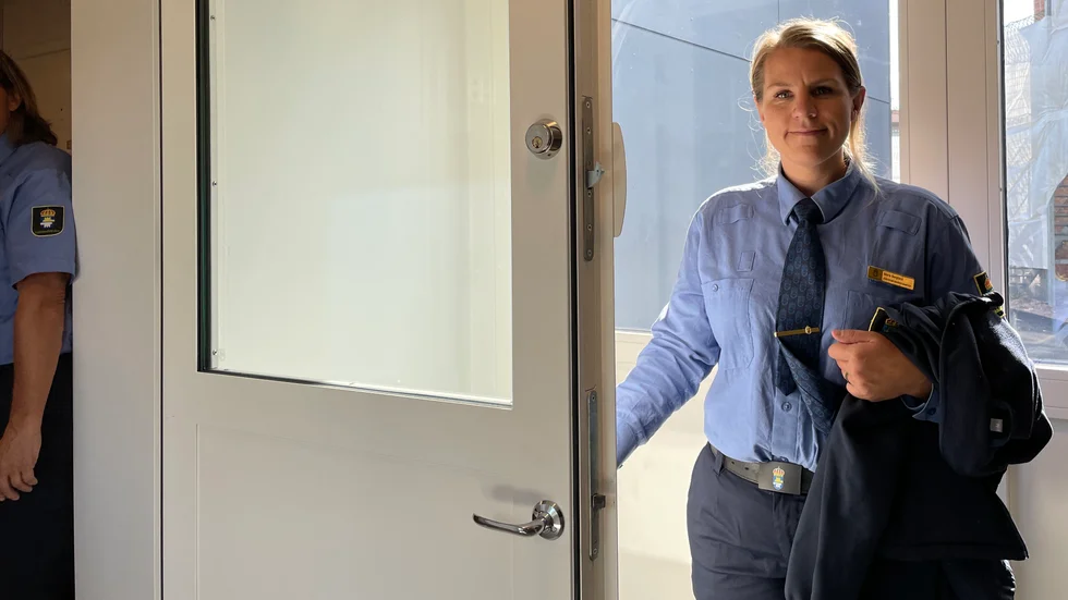 Kriminalvårdsinspektör Maria Berglund visar runt på det nya häktet på fängelseområdet på Arnö. De 44 nya platserna bidrar till en dryg fördubbling av Sörmlands kapacitet. 