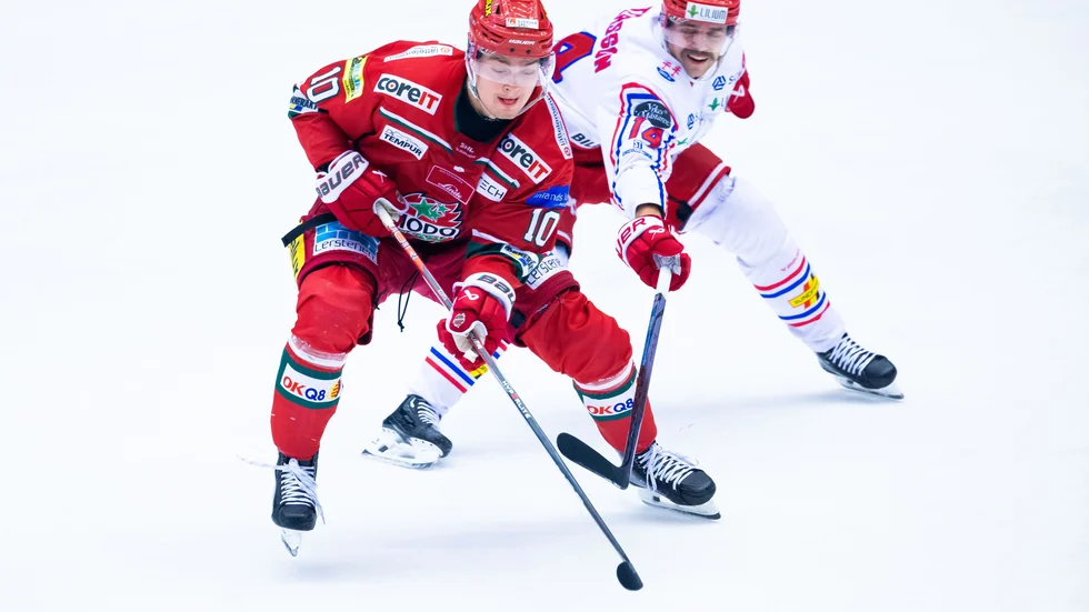 Modos Sampo Ranta, i rött, blev segerskytt i derbyt över Timrå.