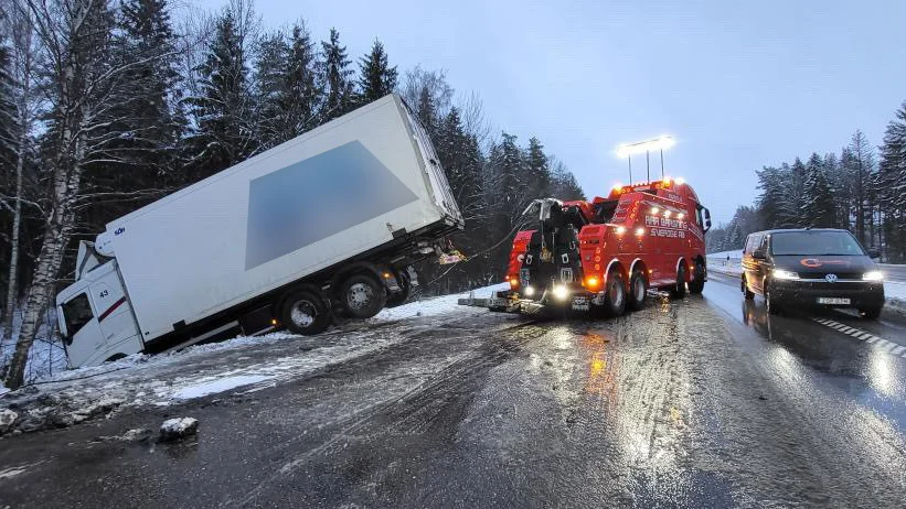Här bärgas lastbilen från E4 efter en olycka under natten till måndagen.