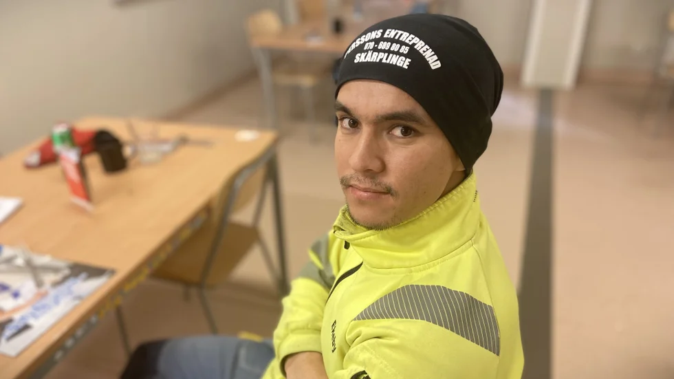22-åriga Ahmad Ali Rezai har jobbat som snickarlärling på HMB i ett och ett halvt år. Han behöver ett och ett halvt år till för att få ut sitt lärlingsbevis, men nu måste han lämna företaget på grund av arbetsbrist. 