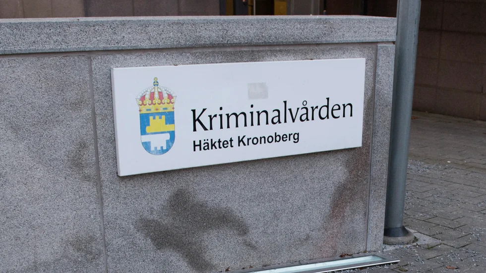 Kvinnan från Mariefred sitter på Kronobergshäktet och har så gjort i snart två månader. Hon misstänks för grovt narkotikabrott.