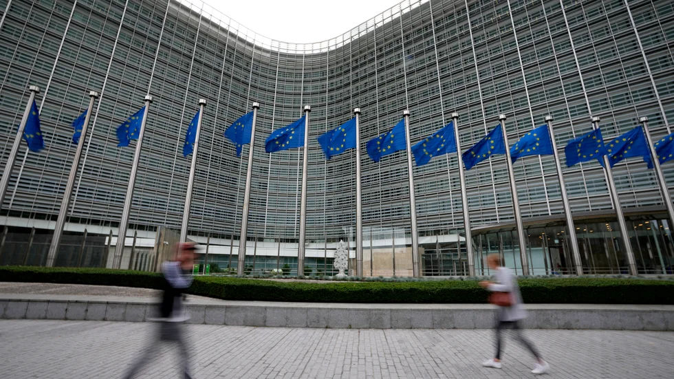 Genom att överge bristfälliga ambitioner från konservativa och socialdemokratiska partier kan EU bli världsledande inom klimatåtgärder, skriver Simona Mohamsson (L) med flera.