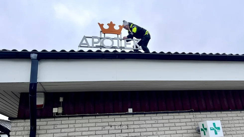 När Erica Norberg skruvar upp den nya skylten håller vargavintern fortfarande sitt grepp om ön. 