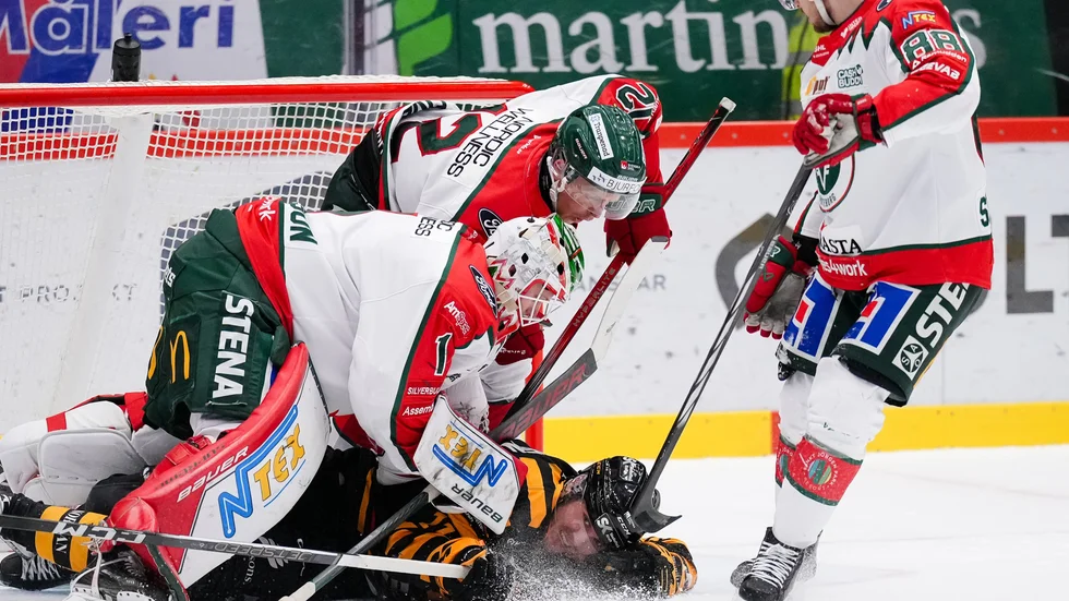 Tvärstopp framför Frölundas mål. Max Lindholm mötte på tufft motsånd framför kassen. Frölunda visade att de är att räkna med i år – och är ett av fyra lag som kan slåss om guldet enligt krönikören.