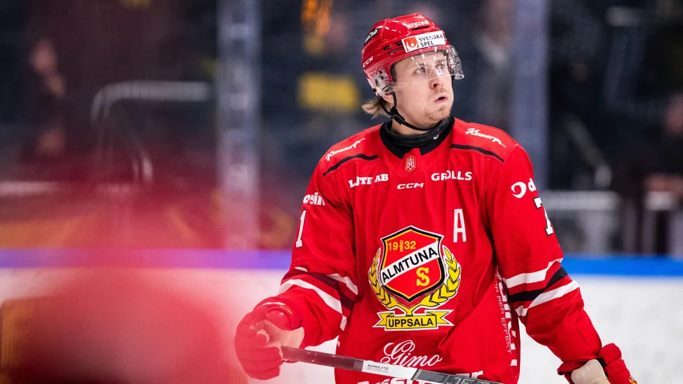 Jakob Ragnarsson kan vara på väg att lämna Almtuna. Expressen skriver att han är aktuell för att allsvenska konkurrenten Djurgråden.