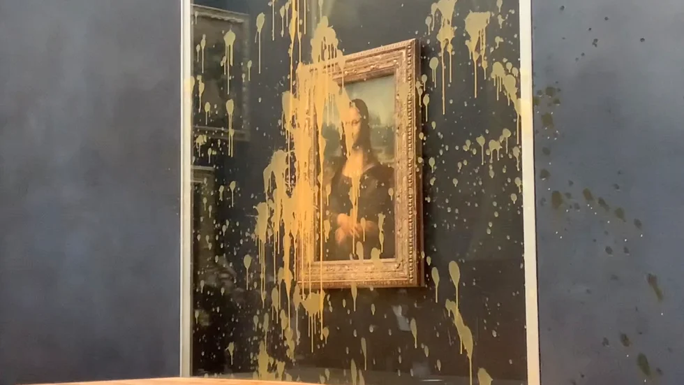 Den världsberömda målningen Mona Lisa på Louvren i Paris vandaliserades under förmiddagen.