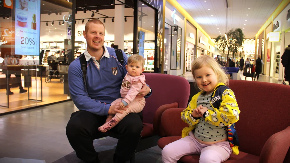 Mattias Sjöberg har gått i leksaksaffärer med döttrarna Natalie och Nova. Och åkt rulltrappa. "Gränby är enklast när man har barn", säger han.