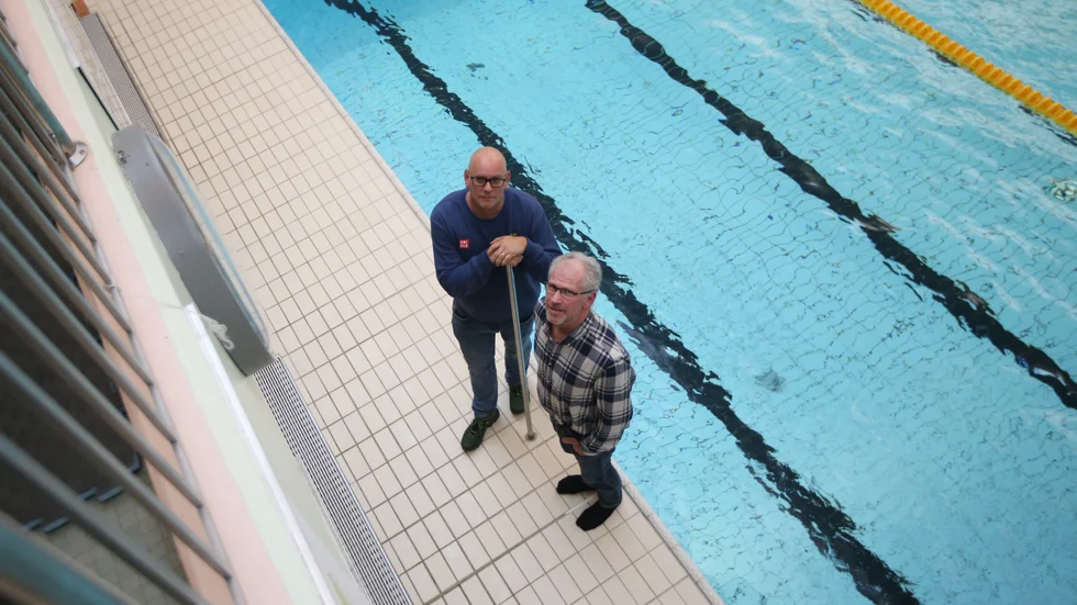 Marcus Wernström och Nils Forsfält menar att det är omfattande renoveringar som krävs i den nuvarande simhallen för att den ska hålla i ett längre tidsperspektiv. 