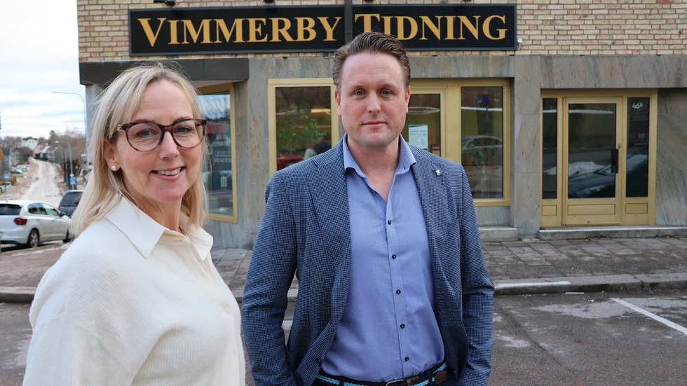 "Jag har såklart förståelse för att detta väcker känslor. Att läsa papperstidningen på morgonen är en väl etablerad vana för våra prenumeranter. En tröst är att vi kommer att göra tjockare tidning, så det blir mer att läsa de dagar man får tidningen", säger Maria Kustvik, publicistisk chef på NTM. Här med Christian Ingemarsson, försäljningschef Småland.