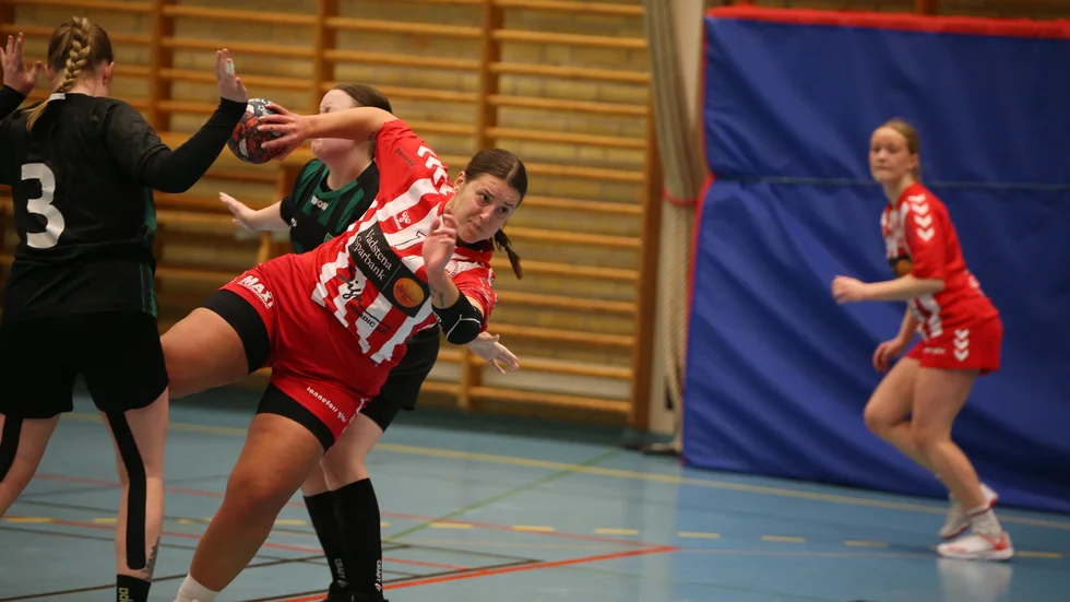 Oliva Uhre sög in bollen från hennes mittsexa-position.