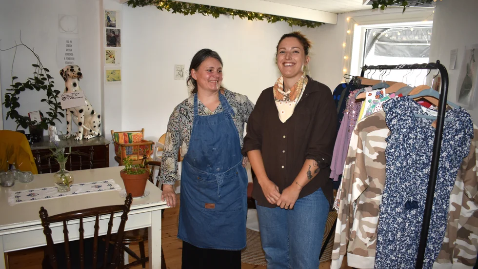 Café och loppis i samma lokal visade sig vara ett vinnande koncept för Anna Rixman och Evelina Fooladi. "Folk blir positivt överraskade", säger de. 