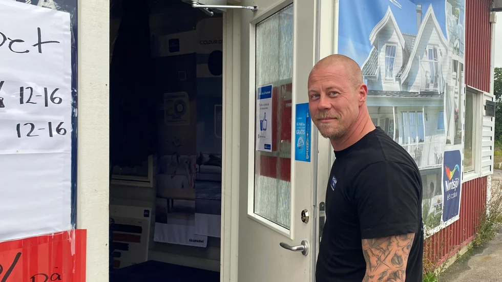 "Det är inte kul när butiker lägger ner, för då finns det inget kvar på orten till slut", säger egenföretagaren Mattias Larsson som nu slår igen sin järn- och färghandel.
