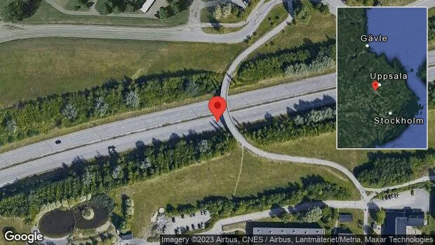 En personbil i olycka på väg 55