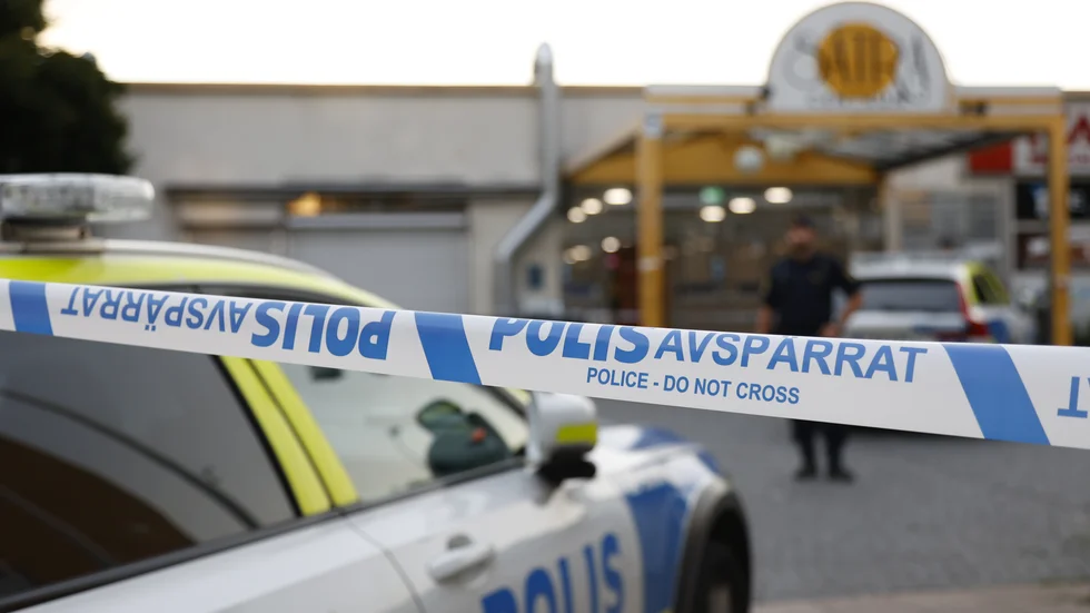 Polis på plats i Sätra i sydvästra Stockholm efter skjutningen i förra veckan.